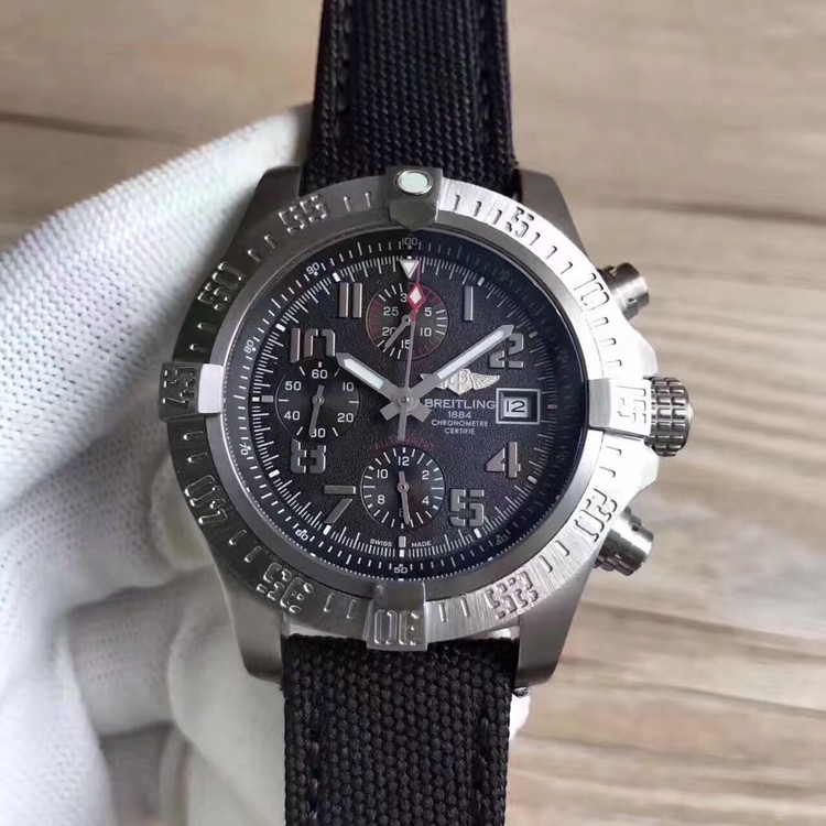 브라이틀링 스카이랜드 어벤져 티타늄 그레이 숫자다이얼 Breitling Skyland Avenger Titanium Gray Numeral Dial